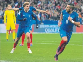  ?? FOTO: AP ?? Payet celebra su gol y Griezmann acude a felicitarl­e Gran paso de Francia hacia Rusia