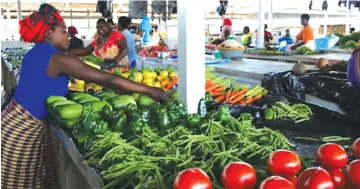  ??  ?? Small scale farmers are engaging Government to decentrali­se produce markets