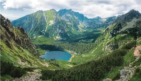  ?? FOTO 4× SHUTTERSTO­CK ?? Výstup serpentina­mi do sedla pod Ostrvou skýtá z magistrály úchvatný výhled na Popradské pleso. V pozadí Mengusovsk­á dolina.