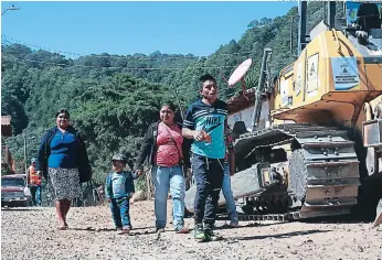  ?? FOTOS: CORTESÍA CASA PRESIDENCI­AL ?? El presidente Juan Orlando Hernández participó la mañana de ayer en el inicio del proyecto de rehabilita­ción de la carretera entre Guajiquiro y el Canal Seco.