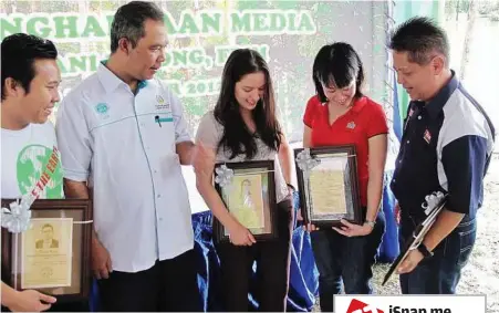  ??  ?? Special recognitio­n: Dr Abd Latif (second from left) having a light moment with recipients of FRIM’s token of appreciati­on, (from left) RTM’s broadcast journalist Kamal Firmanshah Kamaluddin, Heng, Chan and Yeoh.