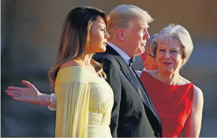  ?? HANNAH MCKAY/REUTERS ?? Diplomacia. Melania (E), Trump e May participam de festa de gala no Palácio de Blenheim, perto de Oxford, no Reino Unido