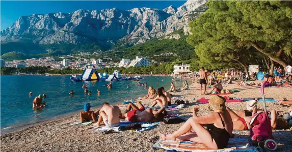  ?? FOTO SHUTTERSTO­CK ?? Chorvatské pláže jsou oblíbenou letní destinací pro stovky tisíc Čechů. Letos se však cesta za jižním mořem komplikuje. A opět je na vině koronaviru­s.