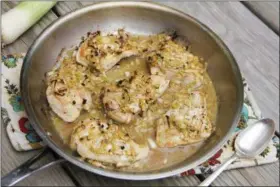  ?? MELISSA D’ARABIAN — THE ASSOCIATED PRESS ?? Quick skillet chicken with leeks