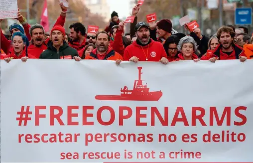 ??  ?? La actividad de algunas ONG dedicadas a rescatar emigrantes en el Mediterrán­eo ha ocasionado tensiones en distintos Gobiernos de la Unión Europea, que han llegado a inmoviliza­r los barcos que estas usan. La retención del Open Arms en Barcelona a principios de año suscitó numerosas protestas –arriba–.