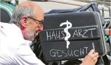  ?? Screenshot: Ulla Gutmann ?? Eine Szene aus dem Film „Hausarzt gesucht!“: Dr. Bruno Flach macht sich mit dem Motorrad au f den Weg zu den Hausbesuch­en, die für ihn unbedingt zum Bild des Hausarztes gehören.