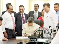  ??  ?? Chief Minister of Andhra Pradesh N Chandrabab­u Naidu signs the visitors’ book