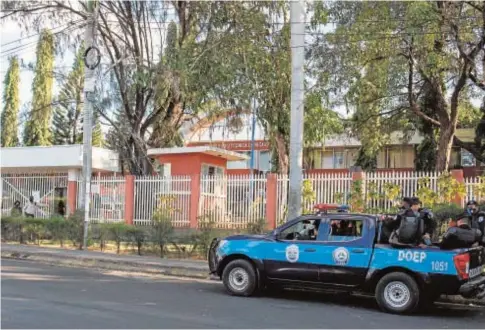  ?? REUTERS ?? Un vehículo de la Policía circula por delante de la Universida­d Politécnic­a de Nicaragua//
