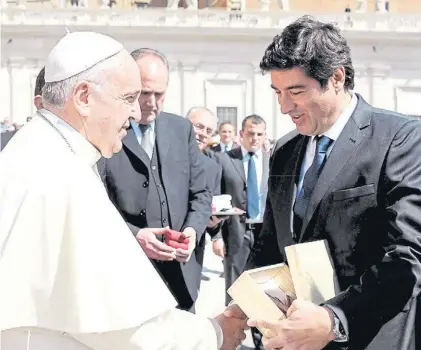  ?? GENTILEZA A. SLOKAR. ?? Sonrisas. Alejandro Slokar, saliente presidente de la Casación, junto al Papa en Roma.