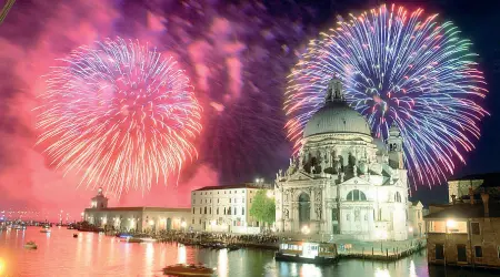  ??  ?? Colori I fuochi d’artificio del Redentore: uno spettacolo che dura 40 minuti