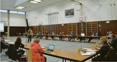  ?? Foto: Jonathan Mayer ?? Mit ordentlich Abstand zueinander tagten die Lauinger Stadträte am Dienstag zum letzten Mal in dieser Wahlperiod­e. Wegen der Corona-Krise fand die Sitzung erneut in der Stadthalle statt.