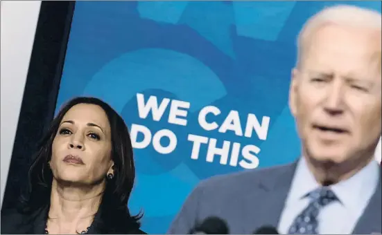  ?? CARLOS BARRIA / REUTERS ?? Kamala Harris i el president Biden en un acte amb el lema “Podem fer-ho” sobre la lluita contra la covid a la Casa Blanca el 2 de juny