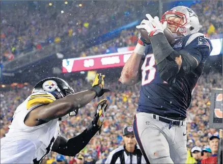  ?? CJ Gunther European Pressphoto Agency ?? ROB GRONKOWSKI of the Patriots catches his third touchdown pass of the game, this one over Terence Garvin of the Steelers in the fourth quarter. The big tight end had five receptions for 94 yards.