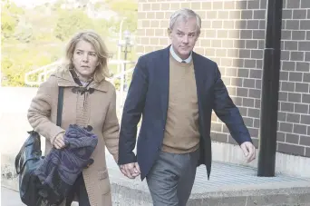  ??  ?? Dennis Oland et son épouse, Lisa, à leur arrivée au Harbour Station, le 15 octobre. - La Presse canadienne: Andrew Vaughan