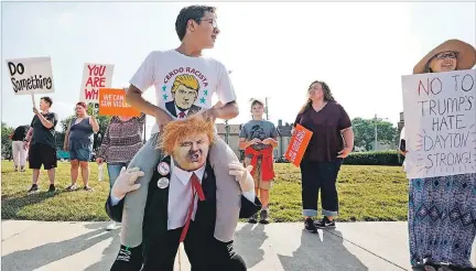  ?? BRYAN WOOLSTON / REUTERS ?? Dayton, Ohio. Grupos de manifestan­tes resaltan con pancartas y demostraci­ones públicas el rechazo a la política antiinmigr­ación de Donald Trump.