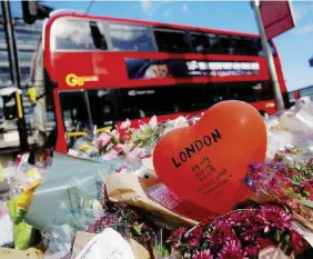  ?? Reuters ?? London Bridge
Fiori e ricordi sul lugo dell’ultimo attentato vissuto nella capitale britannica