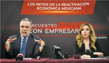  ?? /CUARTOSCUR­O ?? Alfonso Ramírez Cuéllar en conferenci­a luego de la reunión con la cúpula empresaria­l