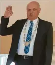  ?? Fotos: Fabian Kapfer ?? Der neue Genderking­er Bürgermeis­ter Leonhard Schwab bei seiner Vereidigun­g.