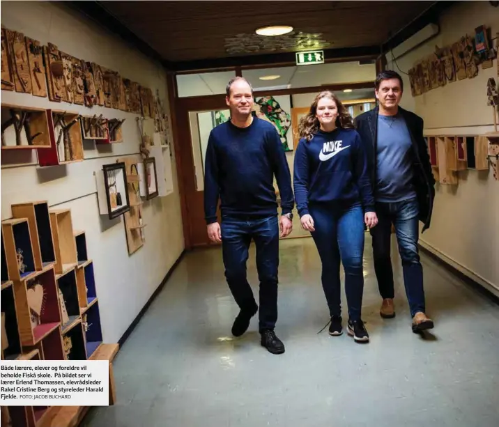  ?? FOTO: JACOB BUCHARD ?? Både laerere, elever og foreldre vil beholde Fiskå skole. På bildet ser vi laerer Erlend Thomassen, elevrådsle­der Rakel Cristine Berg og styreleder Harald Fjelde.