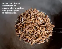  ??  ?? Après une dizaine de minutes de cuisson, les crevettes sont prêtes pour la dégustatio­n.