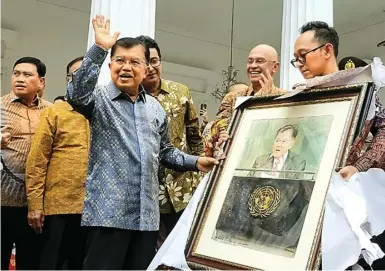  ?? SETWAPRES ?? KENANG-KENANGAN: Jusuf Kalla menerima cenderamat­a dari pegawai Kementeria­n Luar Negeri di Gedung Pancasila, Kemenlu, kemarin.