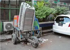  ??  ?? Rangun, Myanmar Ein Straßenres­taurant ist schnell zusammenge­packt und verstaut.