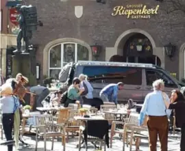  ?? FOTO AFP ?? Het terras van de Grosser Kiepenkerl vlak na de aanslag.