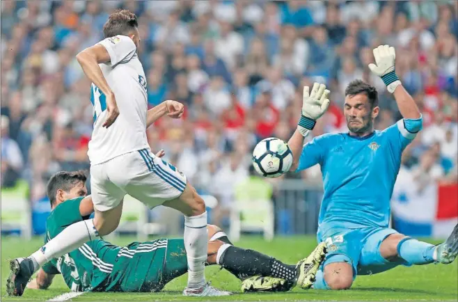  ??  ?? EL MURO DEL BETIS. Adán, capitán de los verdiblanc­os, tuvo una actuación formidable y evitó que los blancos pudieran ver puerta. Aquí repele un balón a Mayoral.