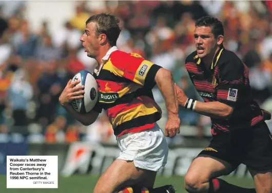  ?? GETTY IMAGES ?? Waikato’s Matthew Cooper races away from Canterbury’s Reuben Thorne in the 1998 NPC semifinal.