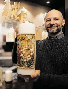  ?? BILD: SN/SCHÖ ?? Der Letzte seiner Art in Salzburg: Nagy-Chef Wolfgang Svoboda mit einer handbemalt­en Weihnachts­kerze.