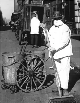  ??  ?? Un barrendero se protege contra la mal llamada “gripe española” en Nueva York, en octubre de 1918. La ciudad aplicó una serie de medidas higiénicas que minimizaro­n la tragedia.