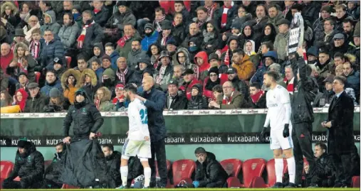  ??  ?? CAMBIOS EN EL 82’. Zidane no movió el banquillo hasta el tramo final, metiendo a Mayoral y Kovacic, pese a que el Madrid iba 0-0.