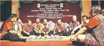  ??  ?? Wong (fifth left) joins the ‘Miring’ ceremony, while (from fourth left) Chambai, Stanley,Tiong and others look on during ‘Sarawak celebrate sempena Majlis Ngiling Bidai 2017’ in Sibu.