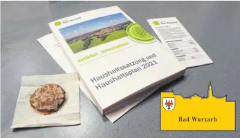  ?? FOTO: LANG ?? Die Vorlage des Haushaltsp­lans 2021 versüßte die Verwaltung den Rätinnen und Räten mit einem Lebkuchen.