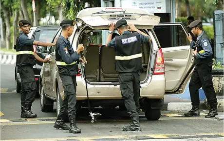  ?? ALLEX QOMARULLA/JAWA POS ?? TAK MAU KECOLONGAN: Petugas memeriksa dengan detail setiap kendaraan yang masuk pelabuhan.