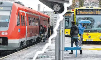  ?? FOTOS/MONTAGE: RALF LIENERT ?? Der Oberallgäu­er Landrat Anton Klotz macht sich weiterhin für eine direkte Bahnverbin­dung von Oberstdorf bis zur Kemptener Innenstadt stark. Ob dieses ehrgeizige Millionen- Projekt jemals verwirklic­ht wird, ist fraglich. Bis dahin sind für den Nahverkehr ins Kemptener Zentrum vorrangig Busse zuständig.