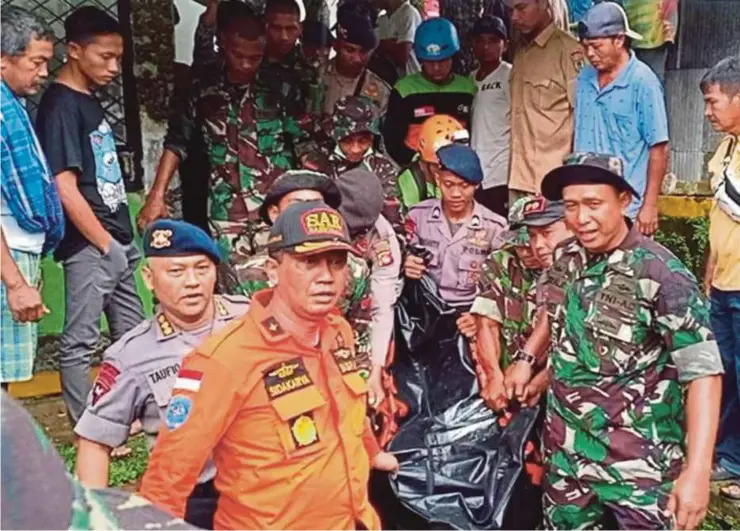  ?? EPA PIC ?? Indonesian rescue personnel carrying the remains of Lim Sai Wah in North Lombok, Indonesia, yesterday.