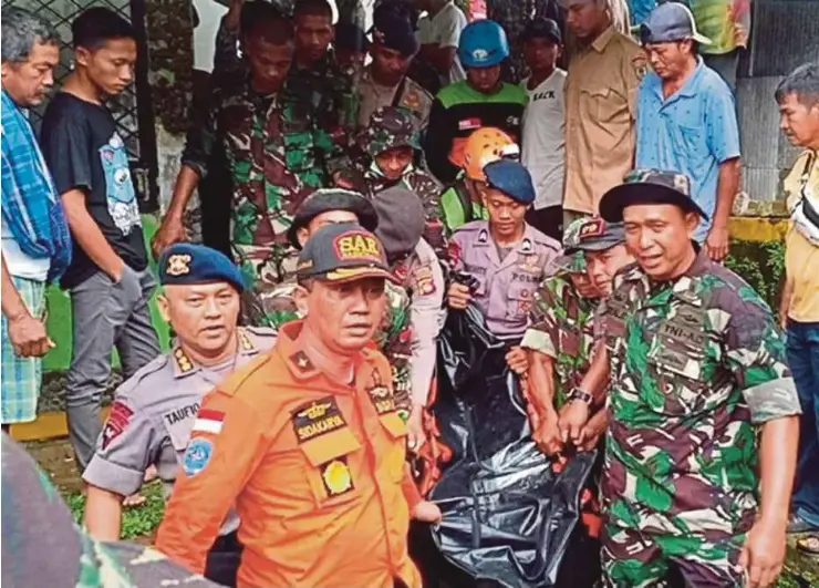  ?? EPA PIC ?? Indonesian rescue personnel carrying the remains of Lim Sai Wah in North Lombok, Indonesia, yesterday.