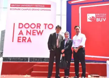  ??  ?? (From left) Loy, Norzilah and Khalid Muhmood posing for a photo during the official opening of British University Vietnam Ecopark Campus.