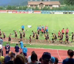  ??  ?? Inedito L’esercizio cui si sono sottoposti i giocatori del Napoli alla fine della seduta di ieri: camminare a piedi nudi strisciand­oli sulla sabbia