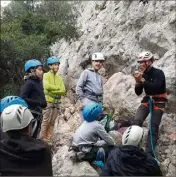  ?? (Photo L. A.) ?? Francis, guide de haute montagne, a prodigué ses conseils de sécurité aux enfants, avant de les initier à la pratique de l’escalade.