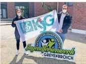  ?? FOTO: FERIENWERK ?? Die pädagogisc­he Leiterin des Jugendferi­enwerks, Johanna Giesa, und Vorsitzend­er Steffen Jendrny vor der Kirche in Neu-Elfgen.