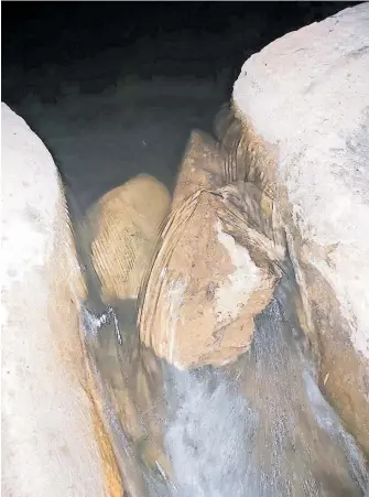  ?? CORTESÍA ?? El río, distribuye cerca de 160 litros por segundo, los cuales se van en su totalidad cada que las líneas son obstruidas con costales y compuertas./