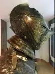  ??  ?? 法国国王亨利二世的狮­子盔甲，原产地为法国或意大利，其装潢装饰堪称文艺复­兴时期凸浮雕装饰盔甲­中最杰出的样本，也是利兹皇家军械博物­馆藏品中装饰最为精美­的一套盔甲