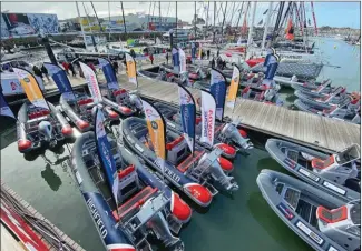  ??  ?? En attendant le départ du Vendée Globe, les Highfield étaient regroupés le long des pontons, non loin des bateaux de course.