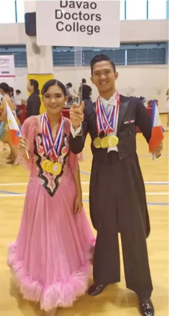  ?? CONTRIBUTE­D PHOTO ?? BEMEDALED PAIR. Roshua Adela Daclan and Dave Torres pose with their six gold medals at the close of the TDA Dancesport Championsh­ips 2018 Asia Inter-Tertiary Dancesport Championsh­ips held at the Singapore Polytechni­c in Singapore over the weekend.