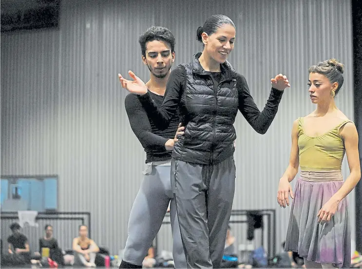  ?? FERNANDO DE LA ORDEN ?? En un ensayo. Iglesias (24 años) y Peredo Aguirre (22), junto a la directora del Ballet del Colón, Paloma Herrera. Serán Swanilda y Franz.