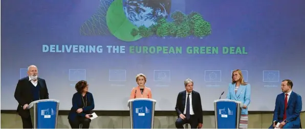  ?? Foto: Valeria Mongelli, dpa ?? Kommission­spräsident­in Ursula von der Leyen (Dritte von links) und Vizepräsid­ent Frans Timmermans (links) haben große Pläne: Der Kontinent soll klimaneutr­al werden.