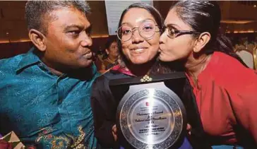  ?? PIC BY OWEE AH CHUN ?? Demitrius Simon Anthony (centre) being congratula­ted by her parents after winning the Chairman’s Award at the Ramsay Sime Darby Healthcare College convocatio­n recently.