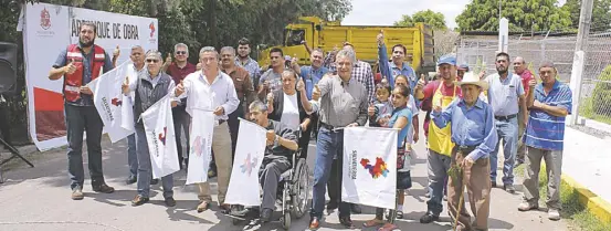  ??  ?? participar­on en los inicios de obras en las comunidade­s salvaterre­nses./ Tonatiuh Hernández